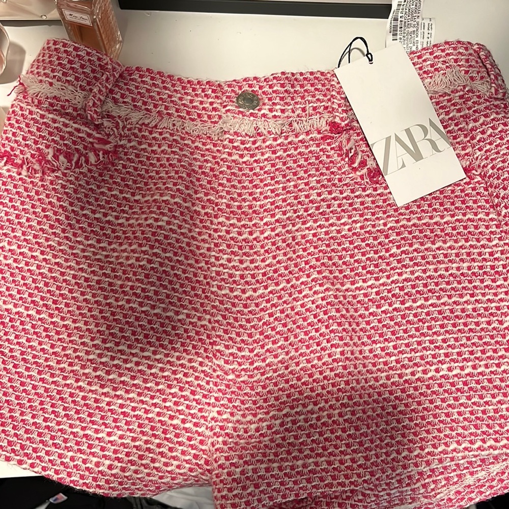 Brand new Zara shorts never worn size medium!